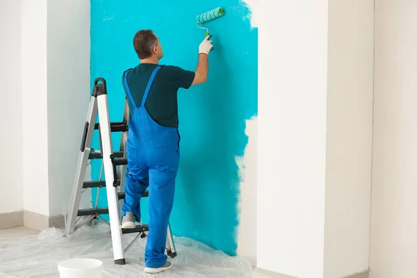 Pintor Masculino Uniforme Trabajando Interiores — Foto de Stock
