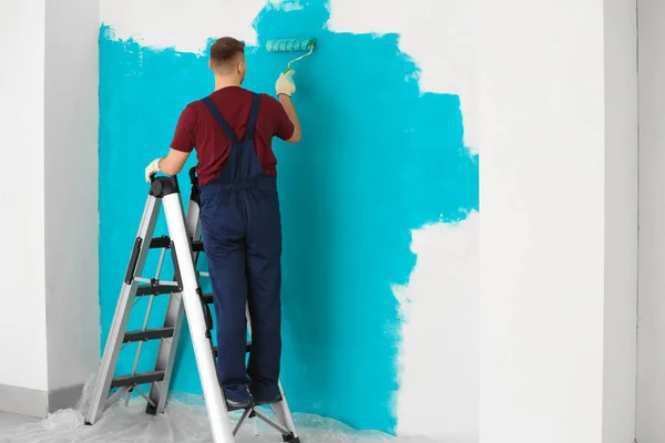 Pintor Masculino Uniforme Trabalhando Dentro Casa — Fotografia de Stock