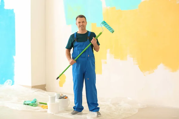 Pintor Masculino Uniforme Com Escova Rolo Dentro Casa — Fotografia de Stock