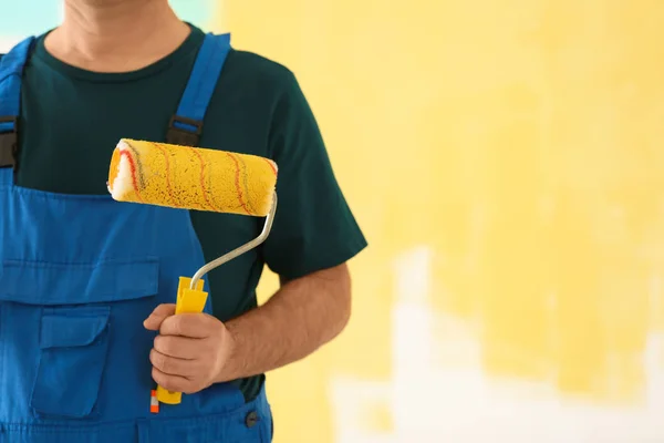 Pintor Masculino Uniforme Com Escova Rolo Sobre Fundo Cor — Fotografia de Stock