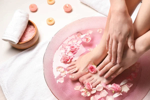 Young Woman Undergoing Spa Pedicure Treatment Beauty Salon — Stock Photo, Image