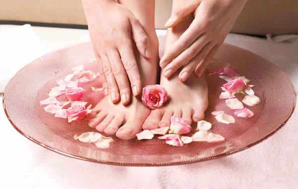 Jonge Vrouw Spa Pedicure Behandeling Schoonheidssalon Ondergaan — Stockfoto