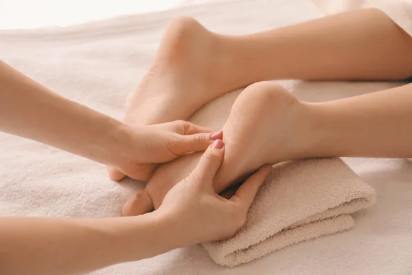 Mooie Jonge Vrouw Ontvangen Voetmassage Spa Salon — Stockfoto