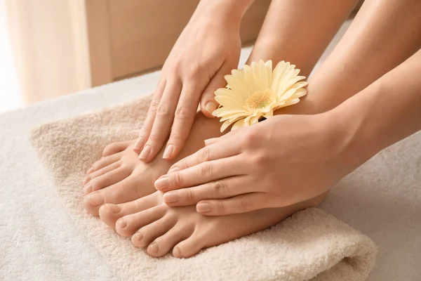 Mujer Joven Con Hermosa Pedicura Manicura Después Del Tratamiento Salón — Foto de Stock