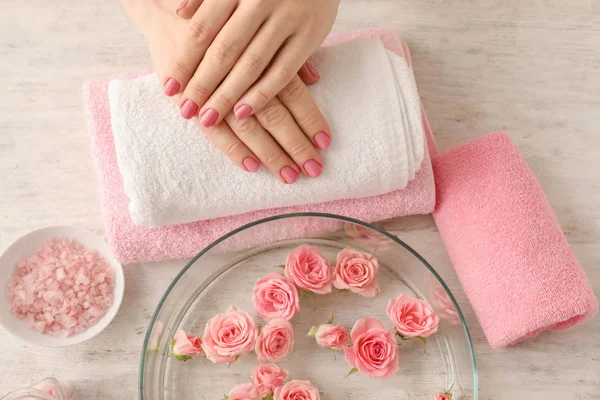 Jonge Vrouw Ondergaan Spa Manicure Behandeling Schoonheidssalon — Stockfoto