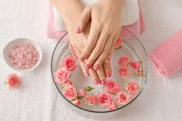 Młoda Kobieta Poddawana Zabiegowi Manicure Spa Salonie Piękności — Zdjęcie stockowe