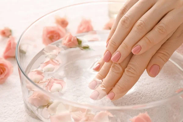 Jonge Vrouw Spa Manicure Behandeling Schoonheidssalon Close Ondergaat — Stockfoto