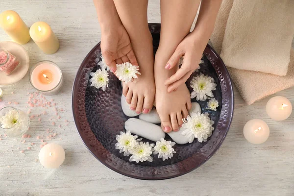 Young Woman Undergoing Spa Pedicure Treatment Beauty Salon — Stock Photo, Image