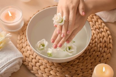 Güzellik salonunda kaplıca tedavisi gören genç bir kadın.