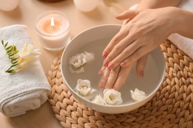 Güzellik salonunda kaplıca tedavisi gören genç bir kadın.