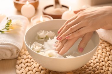 Güzellik salonları, closeup Spa Manikür tedavisi gören genç kadın