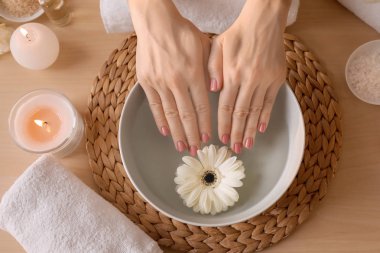 Güzellik salonunda kaplıca tedavisi gören genç bir kadın.