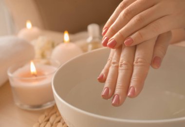 Güzellik salonları, closeup Spa Manikür tedavisi gören genç kadın