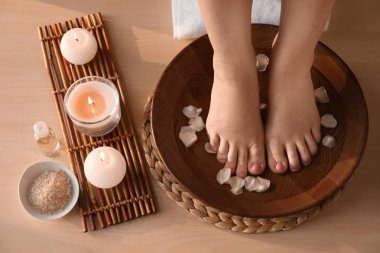 Güzellik salonları, Spa pedikür tedavisi gören genç kadın