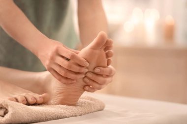 Güzel genç kadın ayak masaj spa salonda alma