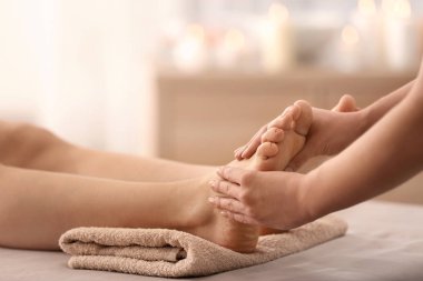Güzel genç kadın ayak masaj spa salonda alma