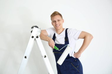 Silindir konumu merdiven beyaz arka plan üzerinde olan genç ressam