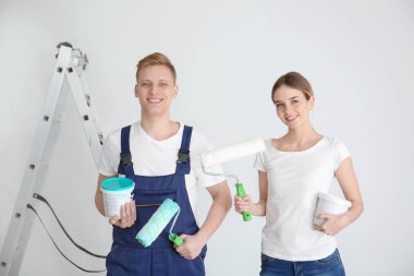 Beyaz arkaplanda araçları olan genç ressamlar