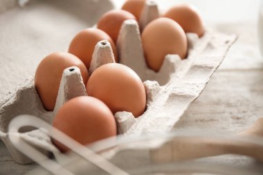 Tablo üzerinde yumurta ile paket. Ekmek Atölyesi