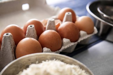 Tablo üzerinde yumurta ile paket. Ekmek Atölyesi