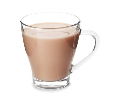 Cam fincan beyaz zemin üzerine sütlü çay