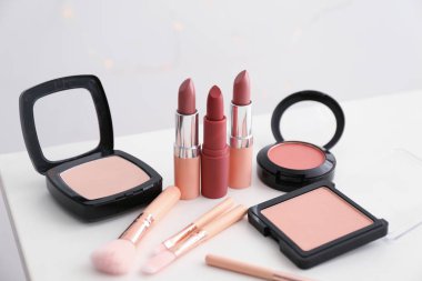 Dekoratif kozmetik fırçalar ile masaya ayarla