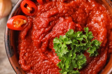 Kase chili biber, closeup ile lezzetli domates sosu