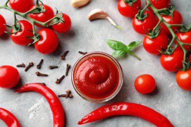 Lezzetli domates sosu ve biber gri masada kompozisyonu