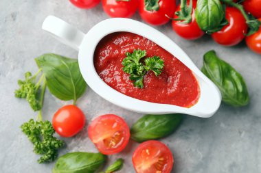 Gri masada lezzetli domates soslu et suyu tekne