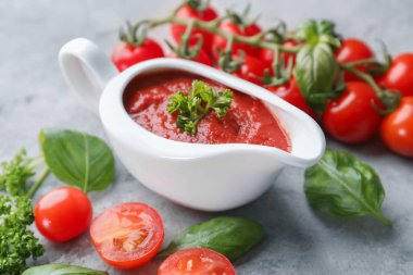 Gri masada lezzetli domates soslu et suyu tekne