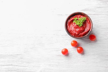 Kase lezzetli bir sos ve ahşap masa üzerinde domates