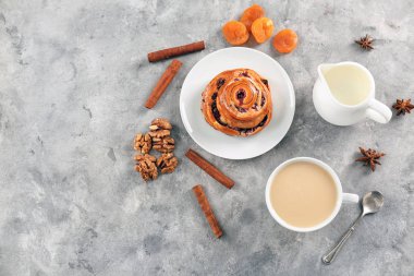Çay, süt ve masada davranır düz yatıyordu kompozisyonu