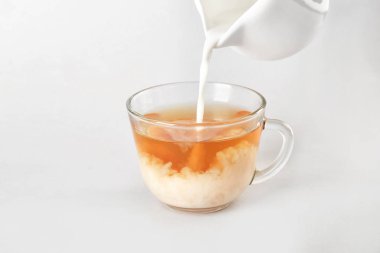 Açık renkli lezzetli çay süt ekleme