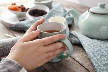 Masada lezzetli çay kadınla