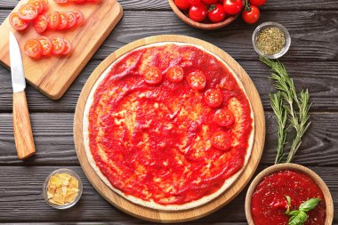 Pizza hamur ve ahşap zemin üzerine domates sosu ile kompozisyon
