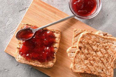 Ahşap masa, üstten görünüm üzerinde reçelli ekmek