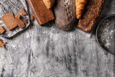 Gri arka plan üzerinde farklı ekmek yapım ürünleri