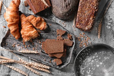 Gri arka plan üzerinde farklı fırın ürünleri ile düz yatıyordu kompozisyon