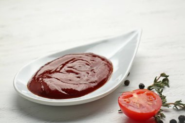 Tablo kase lezzetli barbekü sosu