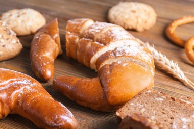 Ahşap masa taze pişmiş yemiyorsun