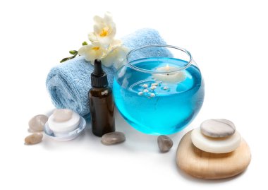 Beyaz arkaplanda güzel bir spa kompozisyonu