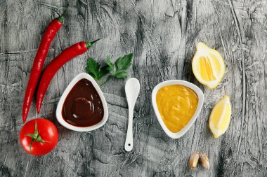 Gri dokulu arka plan, üstten görünüm üzerinde farklı sos ile kompozisyon