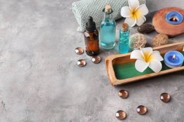 Güzel spa kompozisyon gri arka plan üzerinde