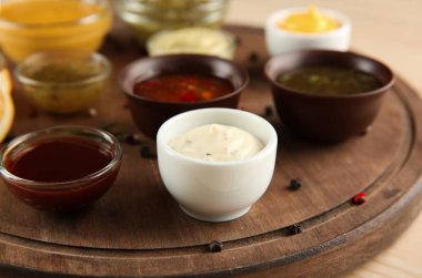 Kase üzerinde ahşap masa, closeup farklı sos ile