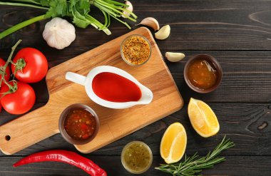 Ahşap arka plan, üstten görünüm üzerinde farklı sos ile kompozisyon