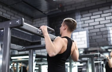 Atletik adam modern spor salonunda eğitim