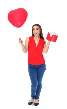 Hediye kutusu ve beyaz arka plan üzerinde balon olan güzel kadın