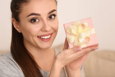 Hediye kutusu evde olan güzel kadın