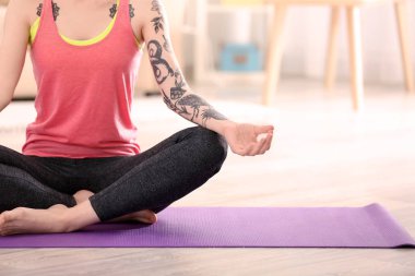 Güzel genç kadın sabah evde yoga pratik