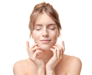 İpeksi cilt beyaz arka plan üzerinde olan güzel kadın